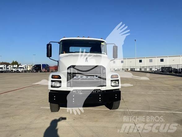 Mack MD6 平板式/側卸式卡車