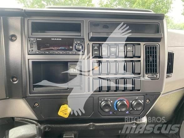 Mack MD6 平板式/側卸式卡車