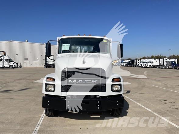 Mack MD6 平板式/側卸式卡車