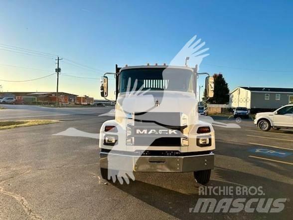 Mack MD6 平板式/側卸式卡車
