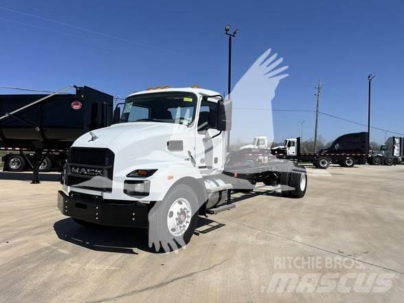 Mack MD6 平板式/側卸式卡車