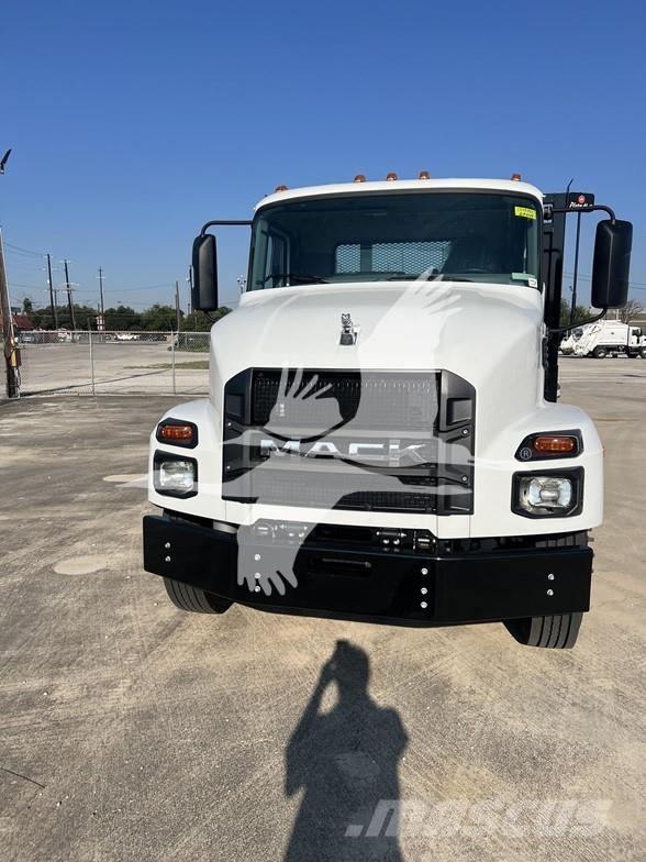 Mack MD6 平板式/側卸式卡車