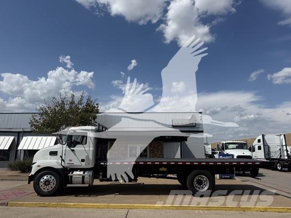 Mack MD6 平板式/側卸式卡車