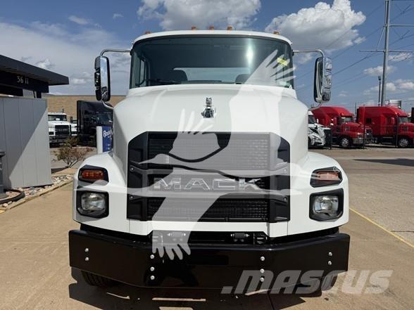 Mack MD7 商用底盤車