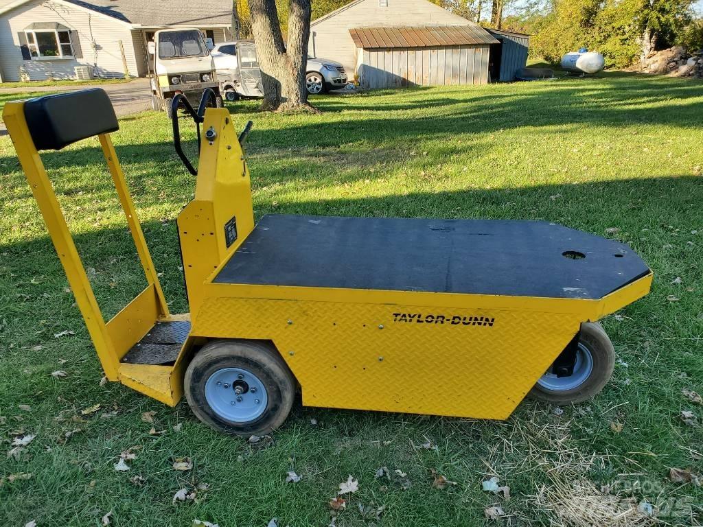 Taylor-Dunn SC090 牽引車