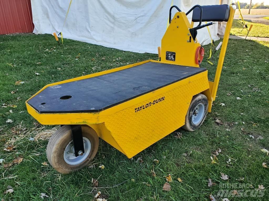 Taylor-Dunn SC090 牽引車