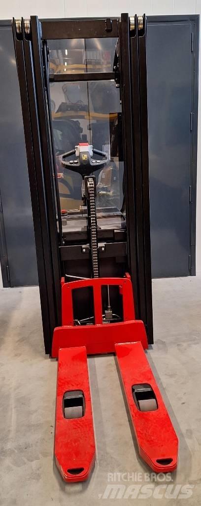 Hyster S1.2S 自走式堆積機