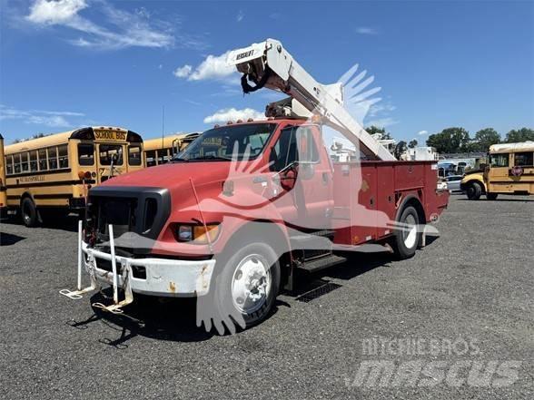 Ford F750 卡車裝載高空作業車
