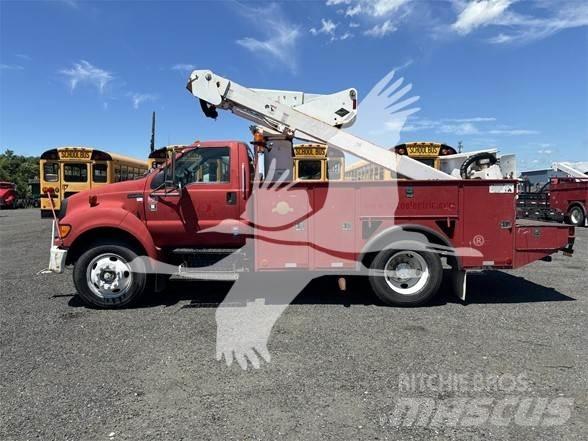 Ford F750 卡車裝載高空作業車