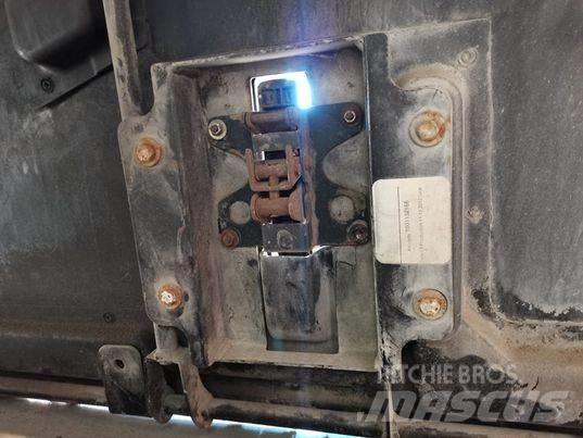 CAT TH337 mask 駕駛室與內部