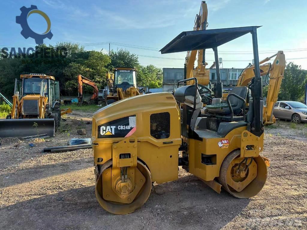 CAT CB 24 B 雙輪滾壓機