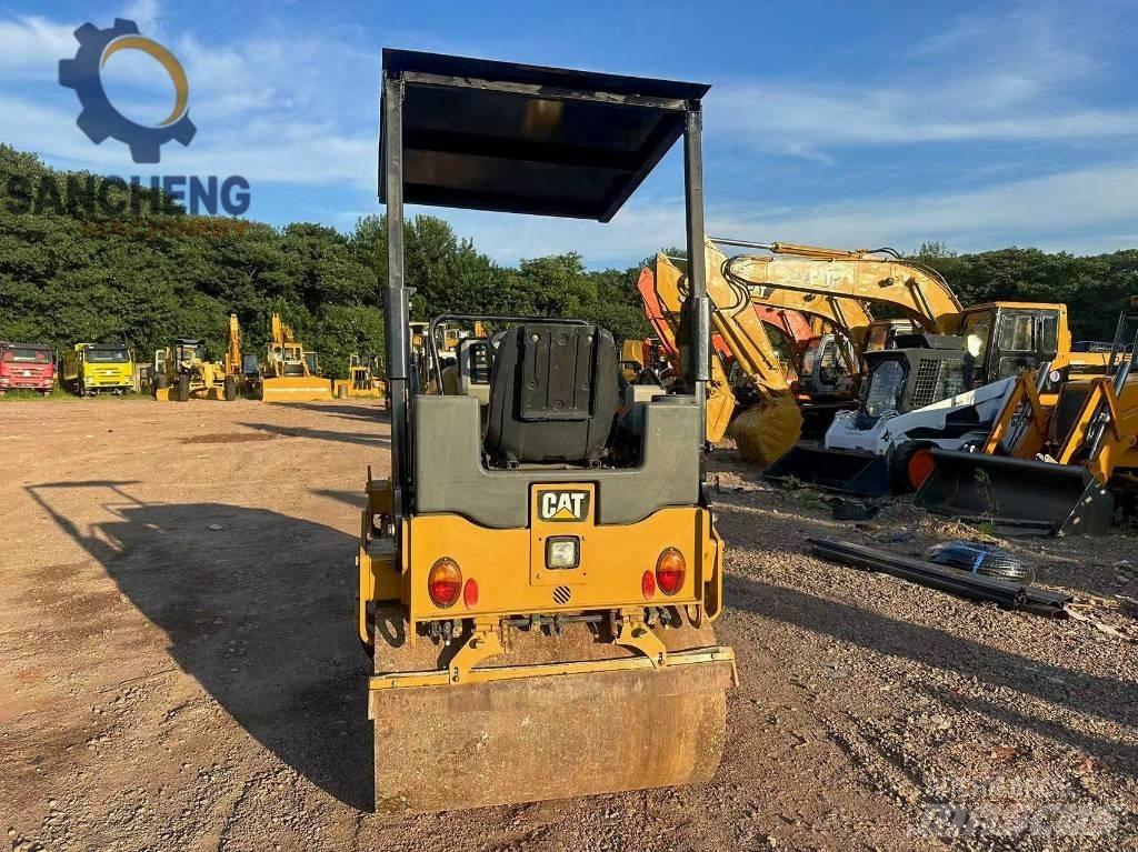 CAT CB 24 B 雙輪滾壓機