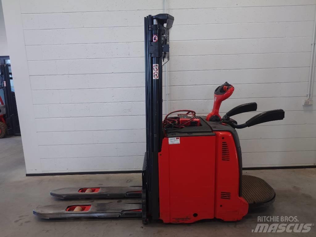 Linde L 12 AP 自走式堆積機