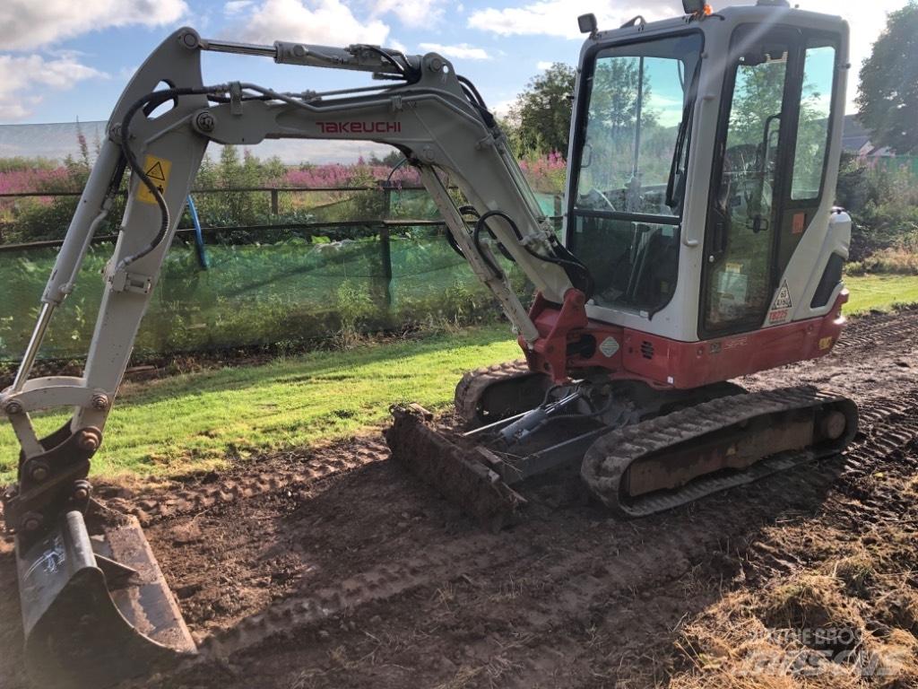Takeuchi TB 225 小型挖土機/掘鑿機<7t(小型挖掘機)