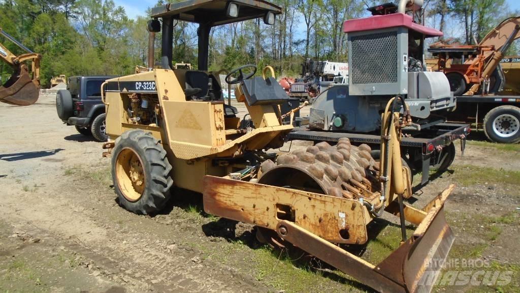 CAT CP 323 C 複合式滾壓機