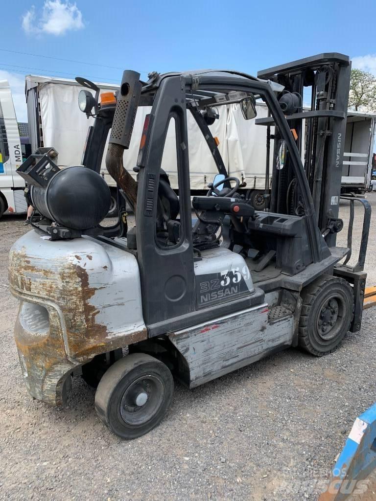 Nissan UG1D2A32LQ 液化石油氣LPG卡車