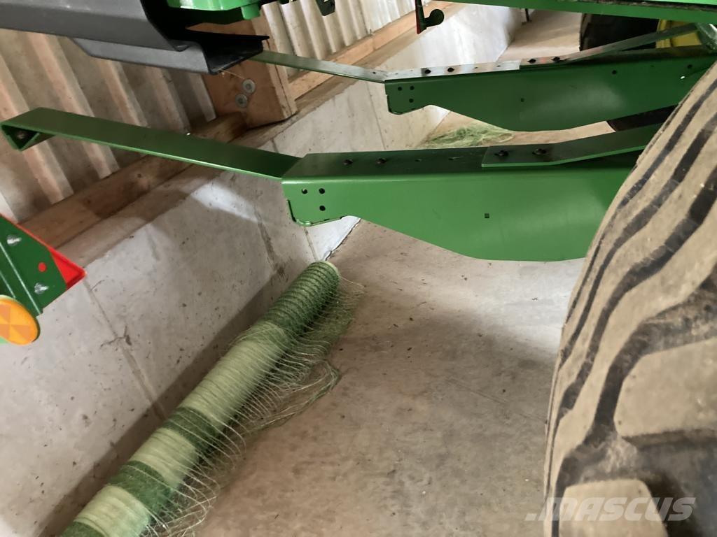 John Deere V461M 圓型牧草打包機