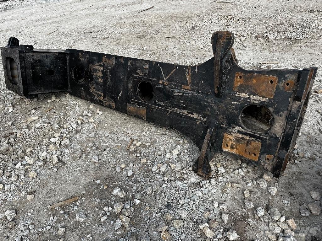 Komatsu 895 底盤和懸架