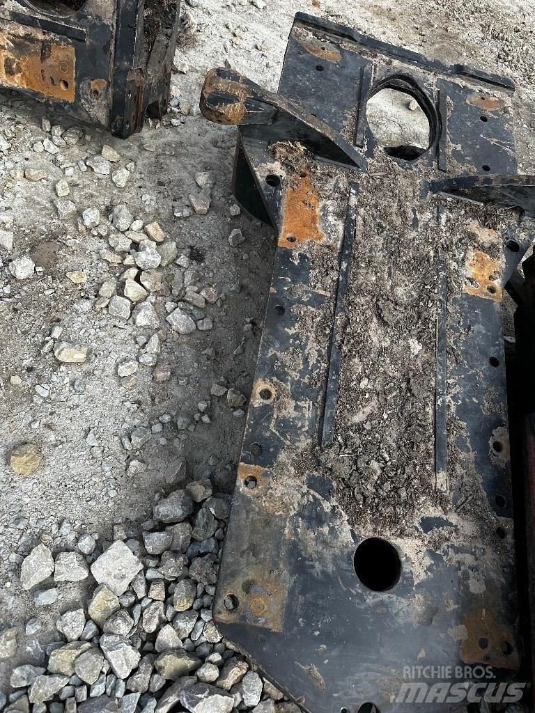Komatsu 895 底盤和懸架