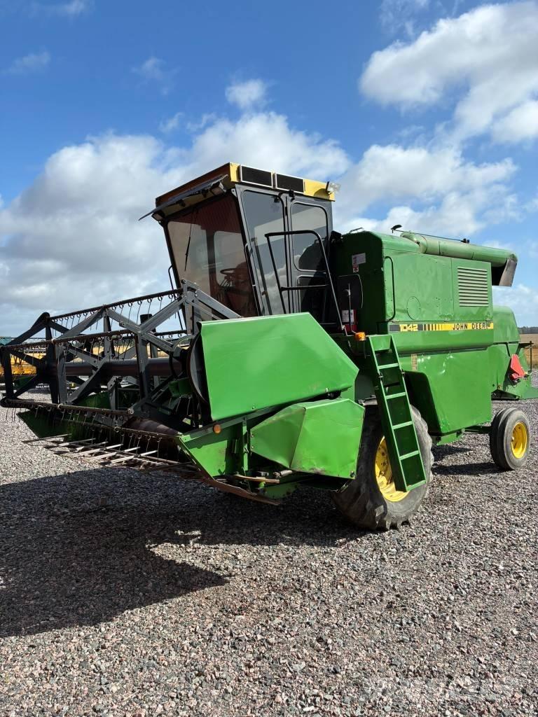 John Deere 1042 聯合收穫機