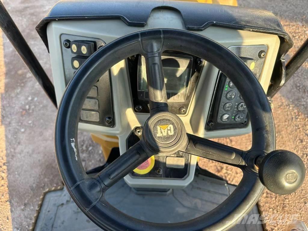 CAT CB 24 B 雙輪滾壓機