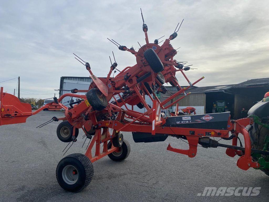 Kuhn GF8712T 耙與翻草機