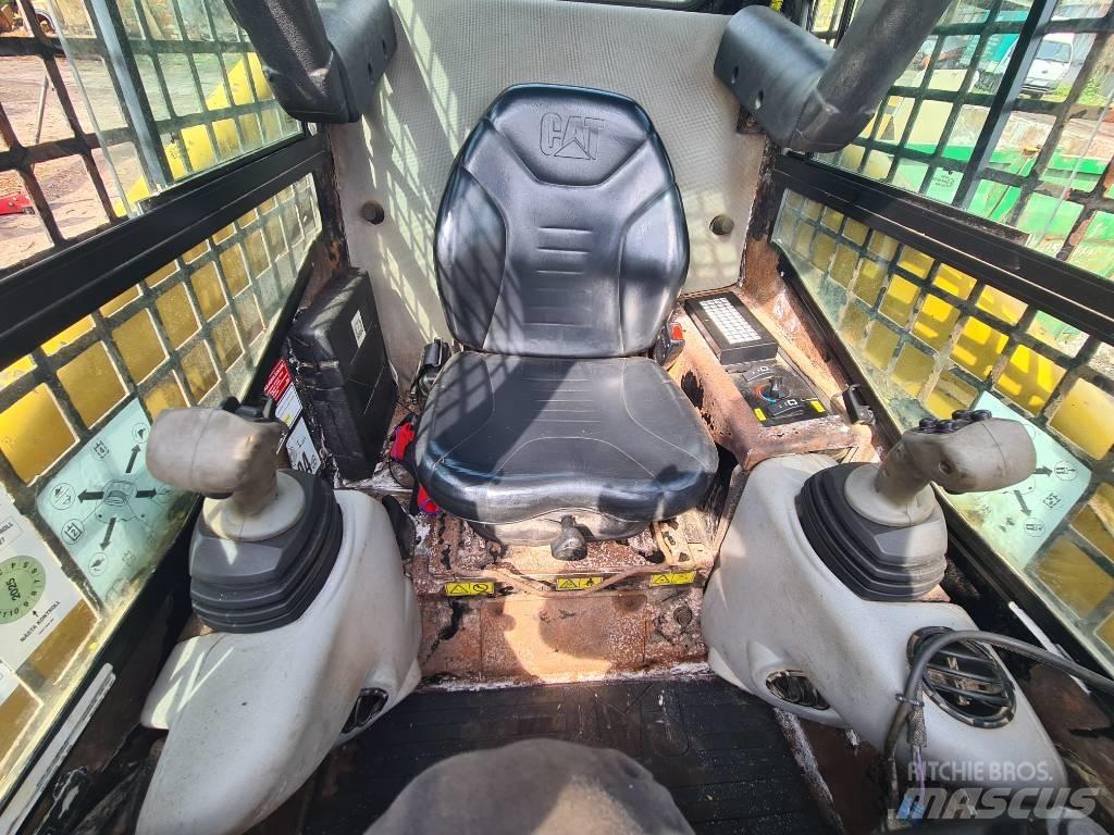 CAT 236 B 小型裝載機