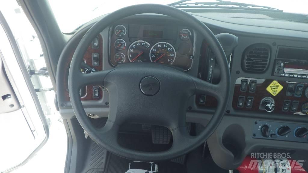 Freightliner M2106 商用底盤車