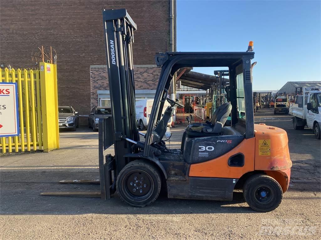 Doosan D30S-5 柴油卡車
