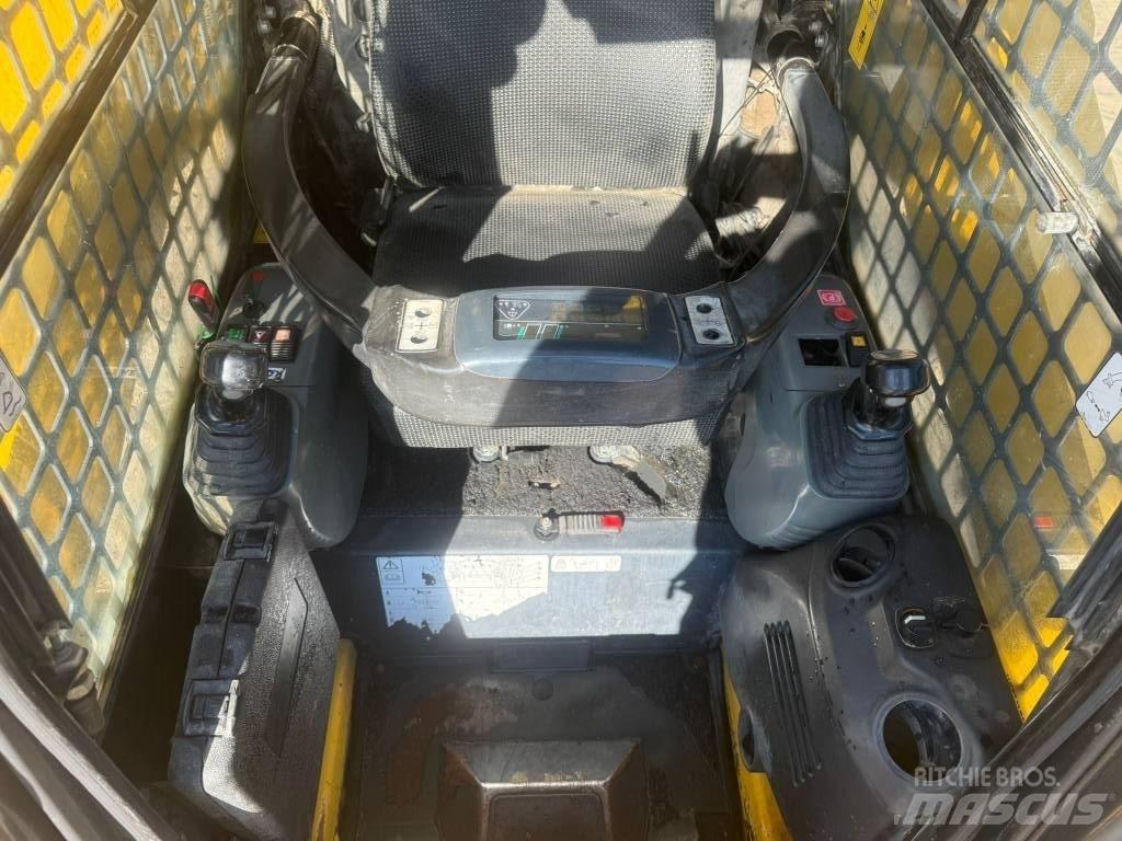 Komatsu SK 820-5 滑移轉向裝載機