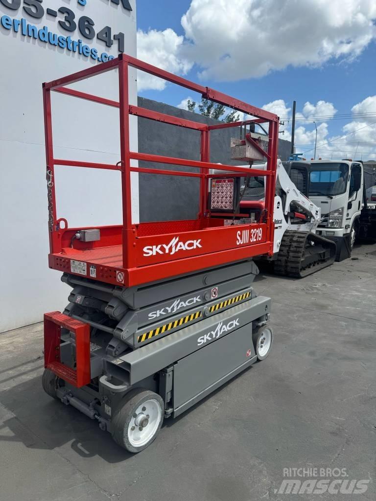 SkyJack SJ III 3219 剪式升降機