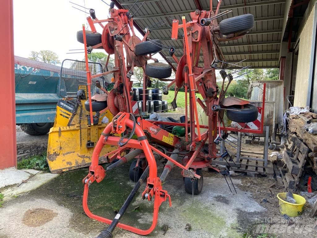 Kuhn GF8702 耙與翻草機
