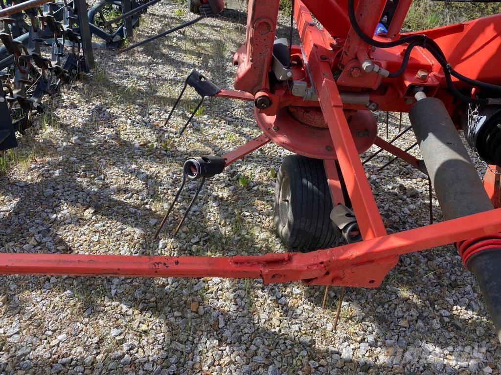 Kuhn GF8702 耙與翻草機