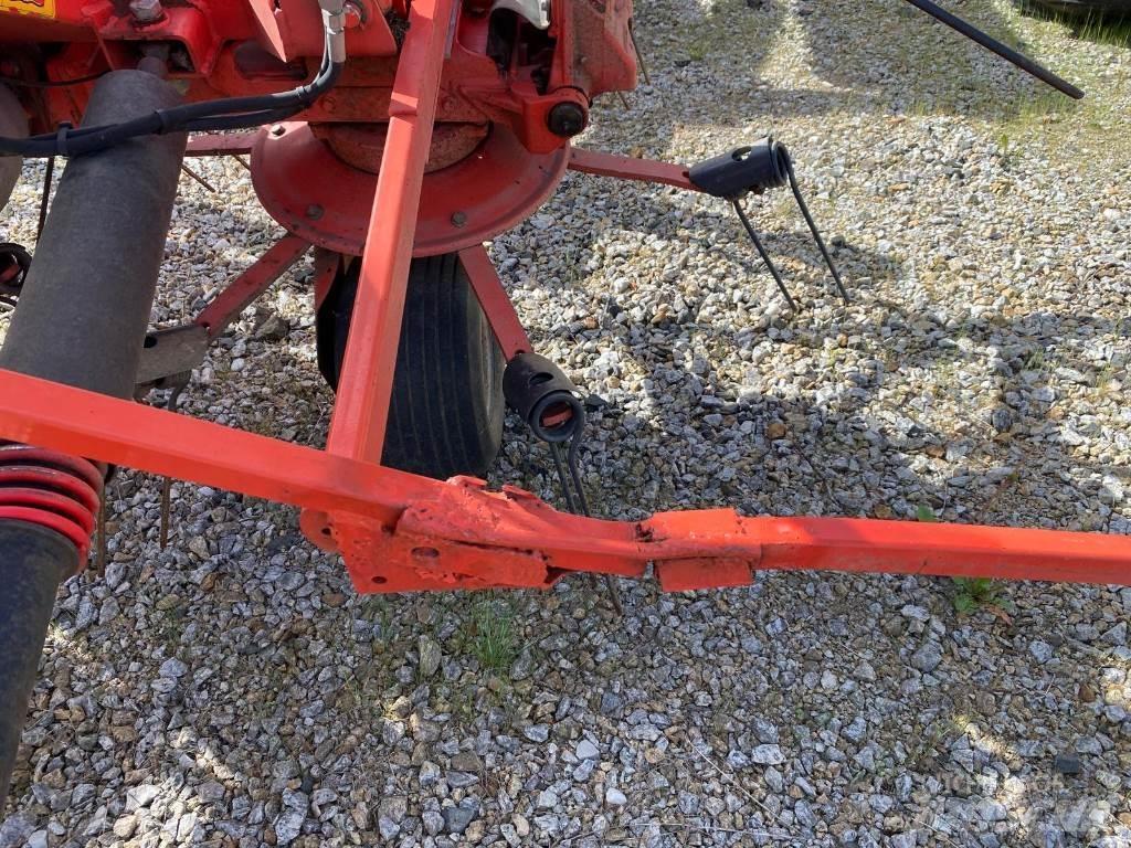 Kuhn GF8702 耙與翻草機