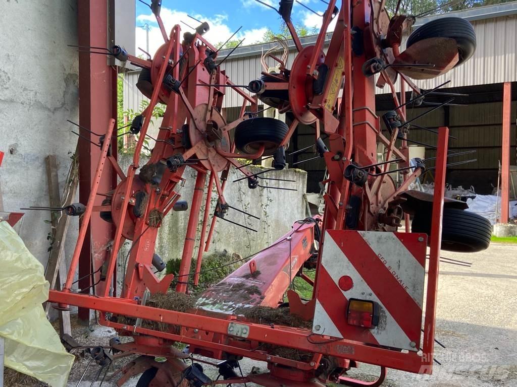 Kuhn GF8702 耙與翻草機