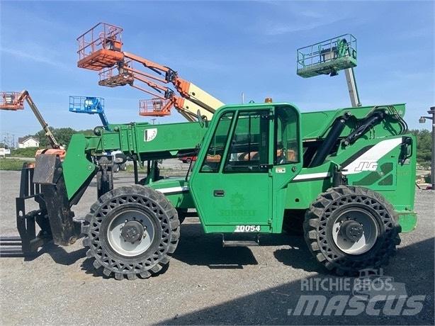 SkyTrak 10054 伸縮臂操作車