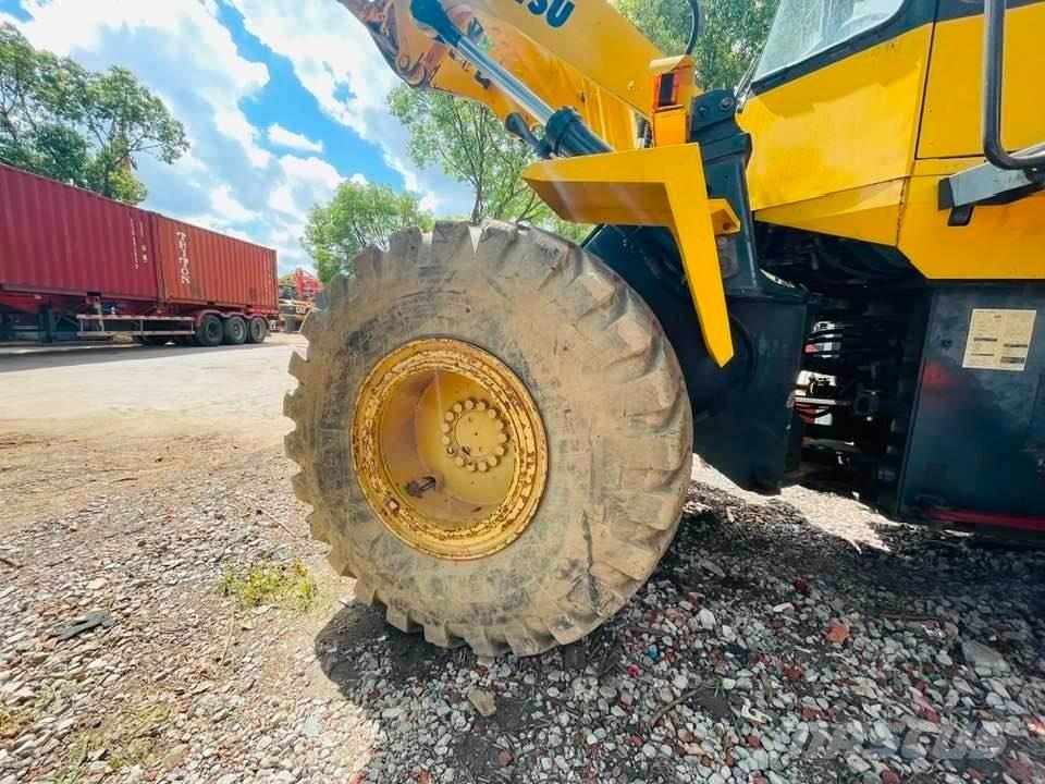 Komatsu WA320 輪胎式裝載機