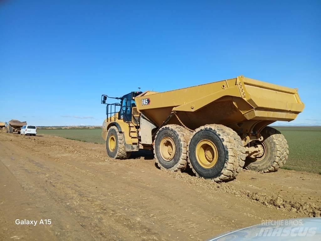CAT 745 鉸接式起吊車