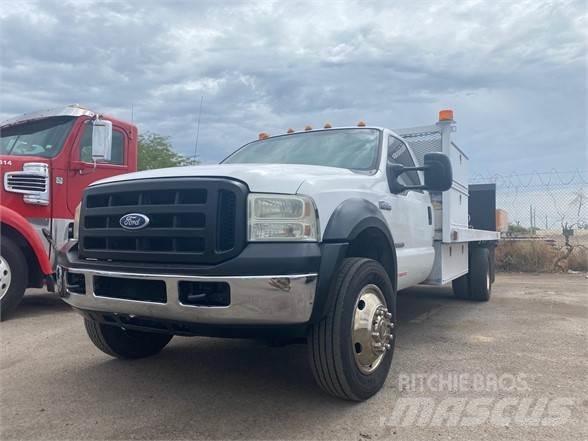 Ford F550 平板式/側卸式卡車