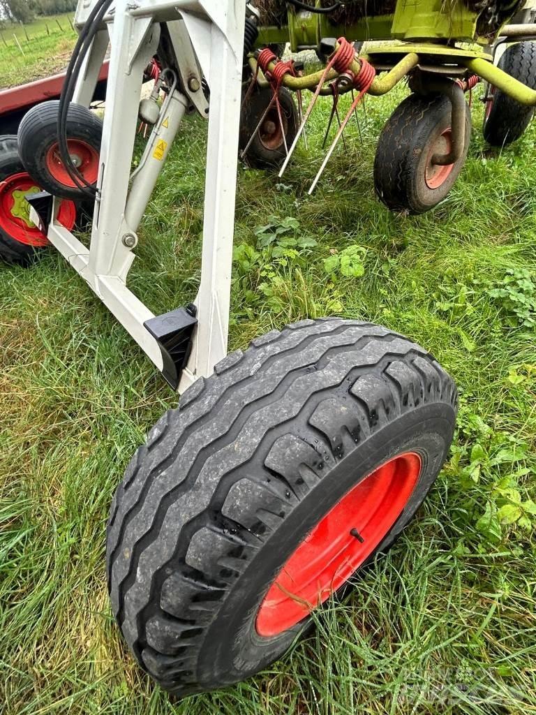 CLAAS VOLTO 1100T 耙與翻草機