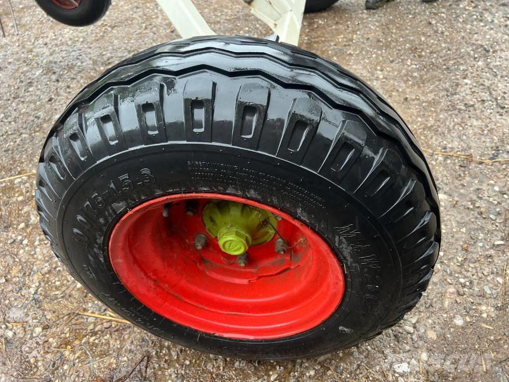 CLAAS Volto 1100 T 耙與翻草機