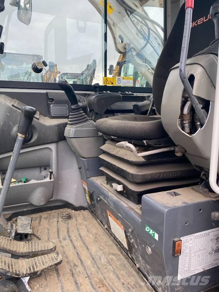 Takeuchi TB 240 小型挖土機/掘鑿機<7t(小型挖掘機)