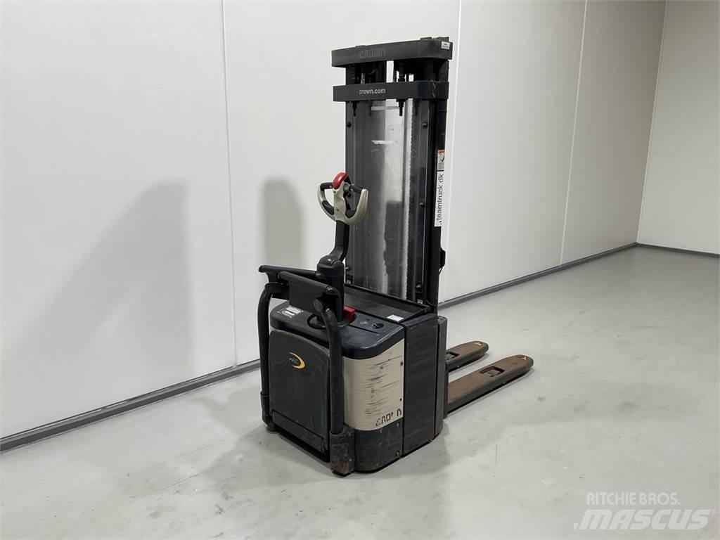 Crown WE2300S 自走式堆積機