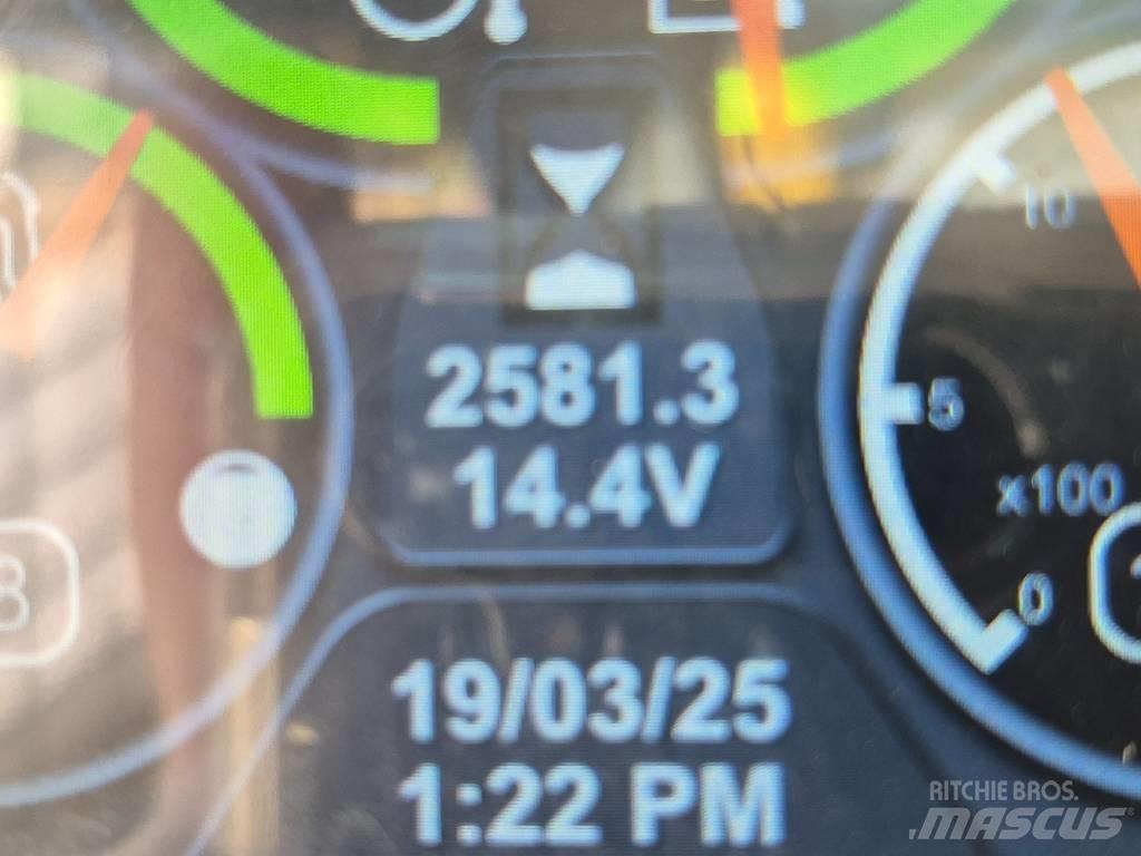 CAT 242 D 滑移轉向裝載機
