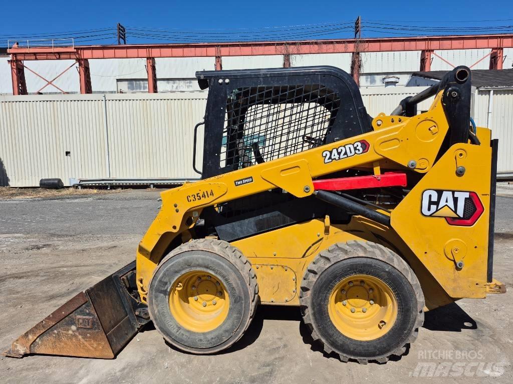 CAT 242 D 滑移轉向裝載機
