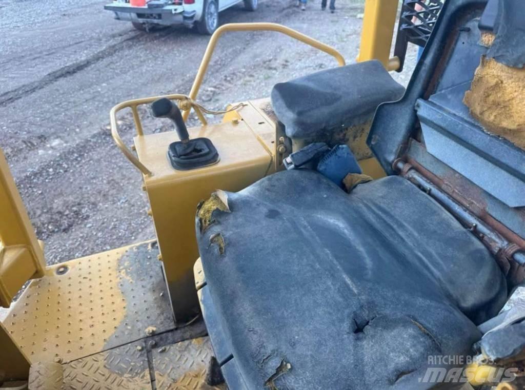 CAT D4C3 履帶推土機