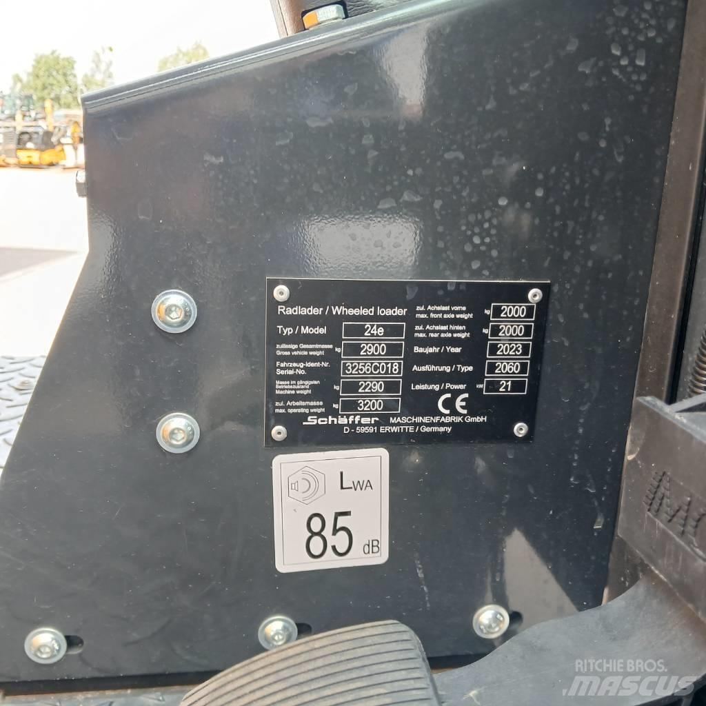 Schäffer Lader 24e 滑移轉向裝載機