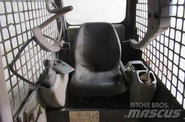 Komatsu SK714 駕駛室與內部