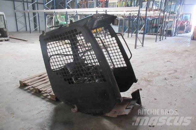 Komatsu SK714 駕駛室與內部