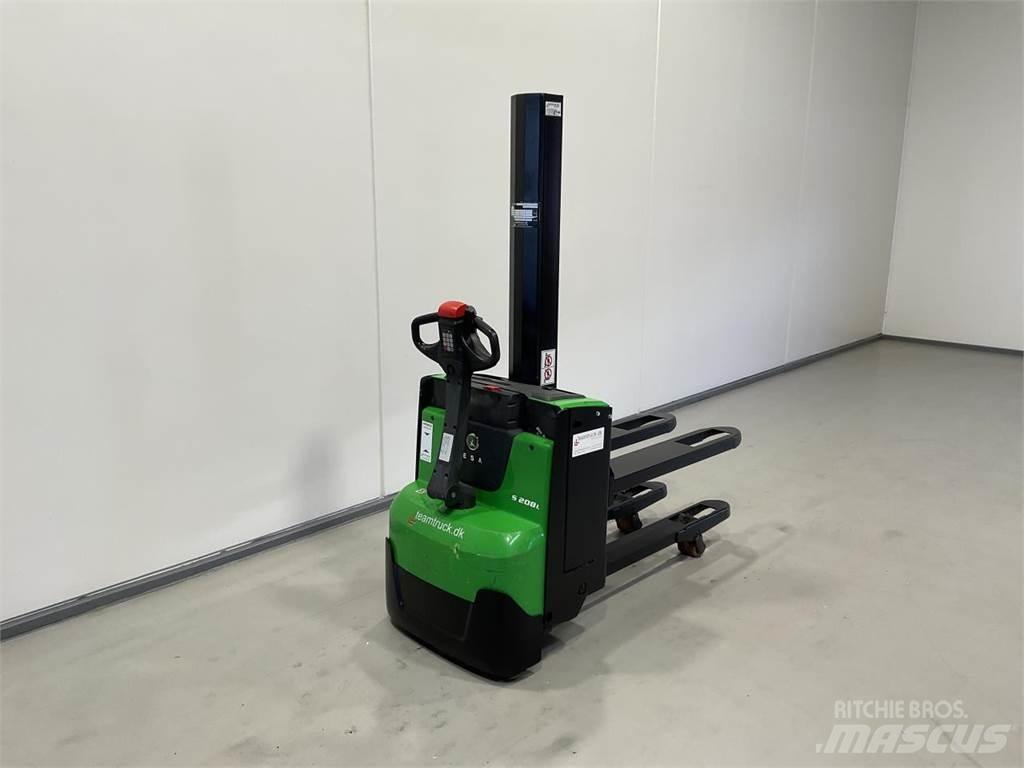 Cesab S208L 自走式堆積機